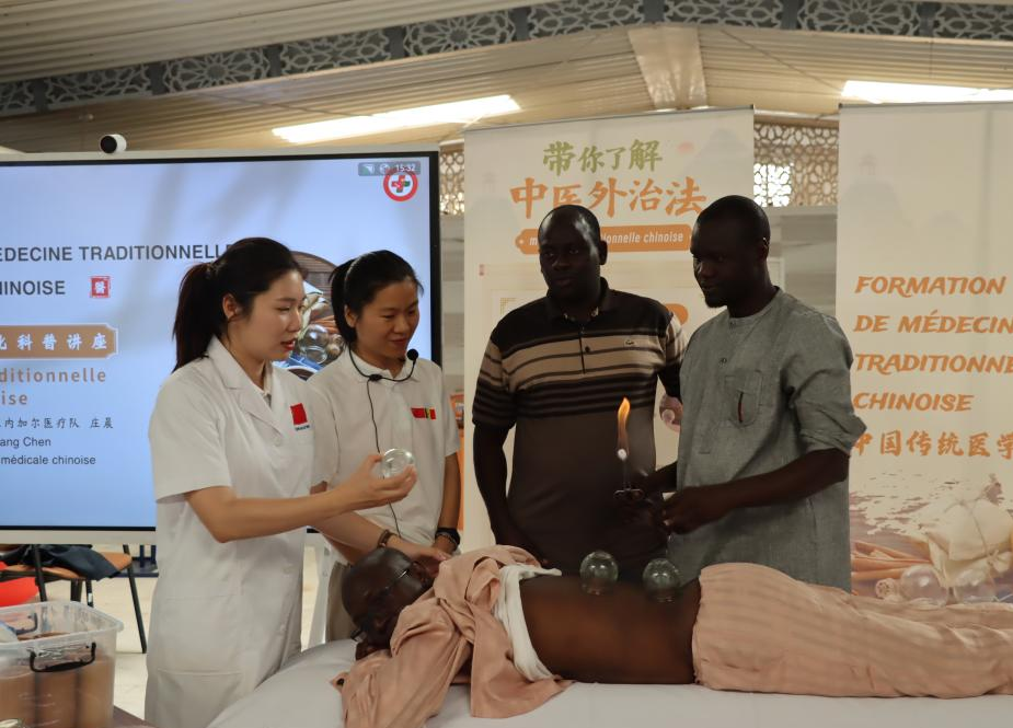 Chinese Doctors Introduce Traditional Medicine To Senegal Health Workers